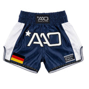 "Vorderansicht Premium Muay Thai Shorts im Deutschland Flaggen-Design aus glänzendem Micro-Satin für Wettkampf und Training."