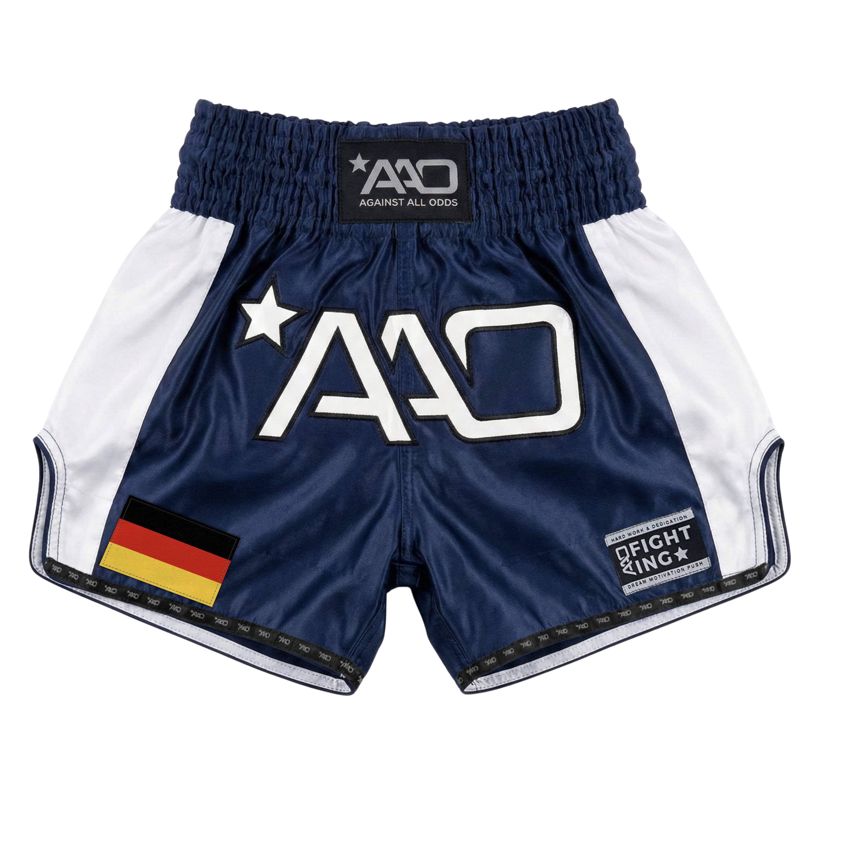 "Vorderansicht Premium Muay Thai Shorts im Deutschland Flaggen-Design aus glänzendem Micro-Satin für Wettkampf und Training."