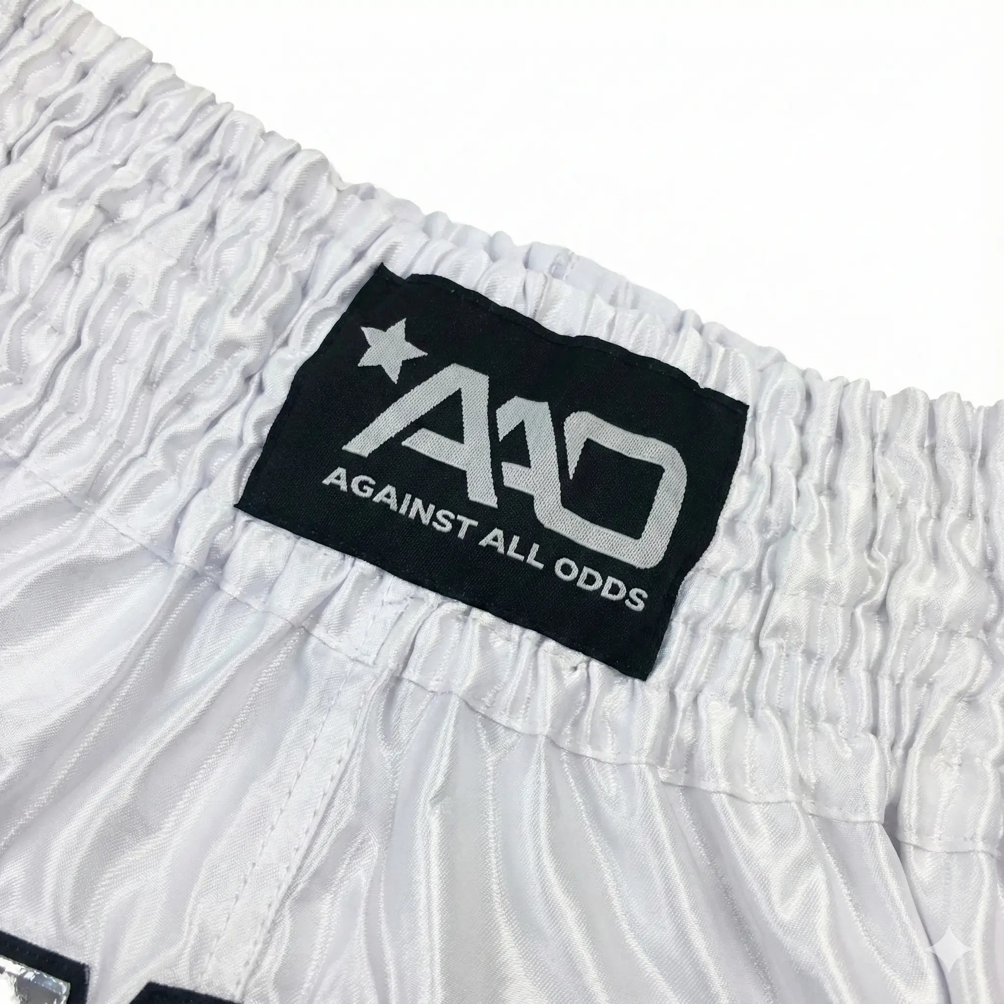 "Nahaufnahme des traditionellen 8-Streifen-Elastikbundes der Deutschland Kampfsport-Hose für rutschfesten Halt."