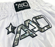 Seitenprofil der Deutschland Kickbox-Shorts mit tiefem Side-Cut (Beinschlitz) für maximale Bewegungsfreiheit bei High Kicks."