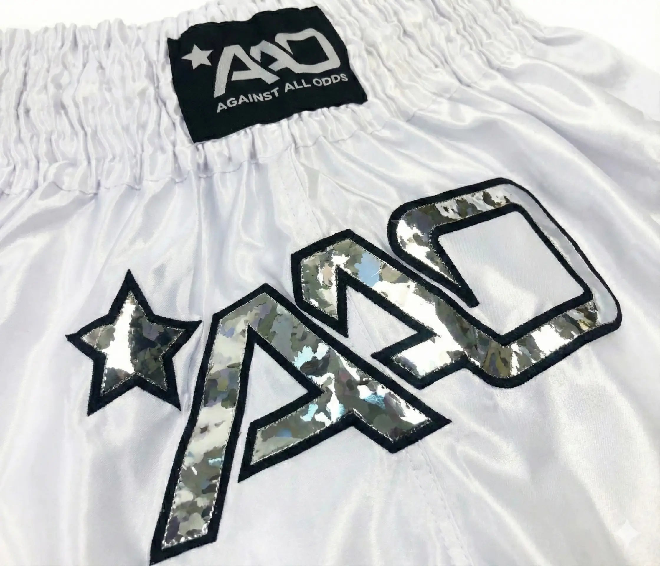 Seitenprofil der Deutschland Kickbox-Shorts mit tiefem Side-Cut (Beinschlitz) für maximale Bewegungsfreiheit bei High Kicks."